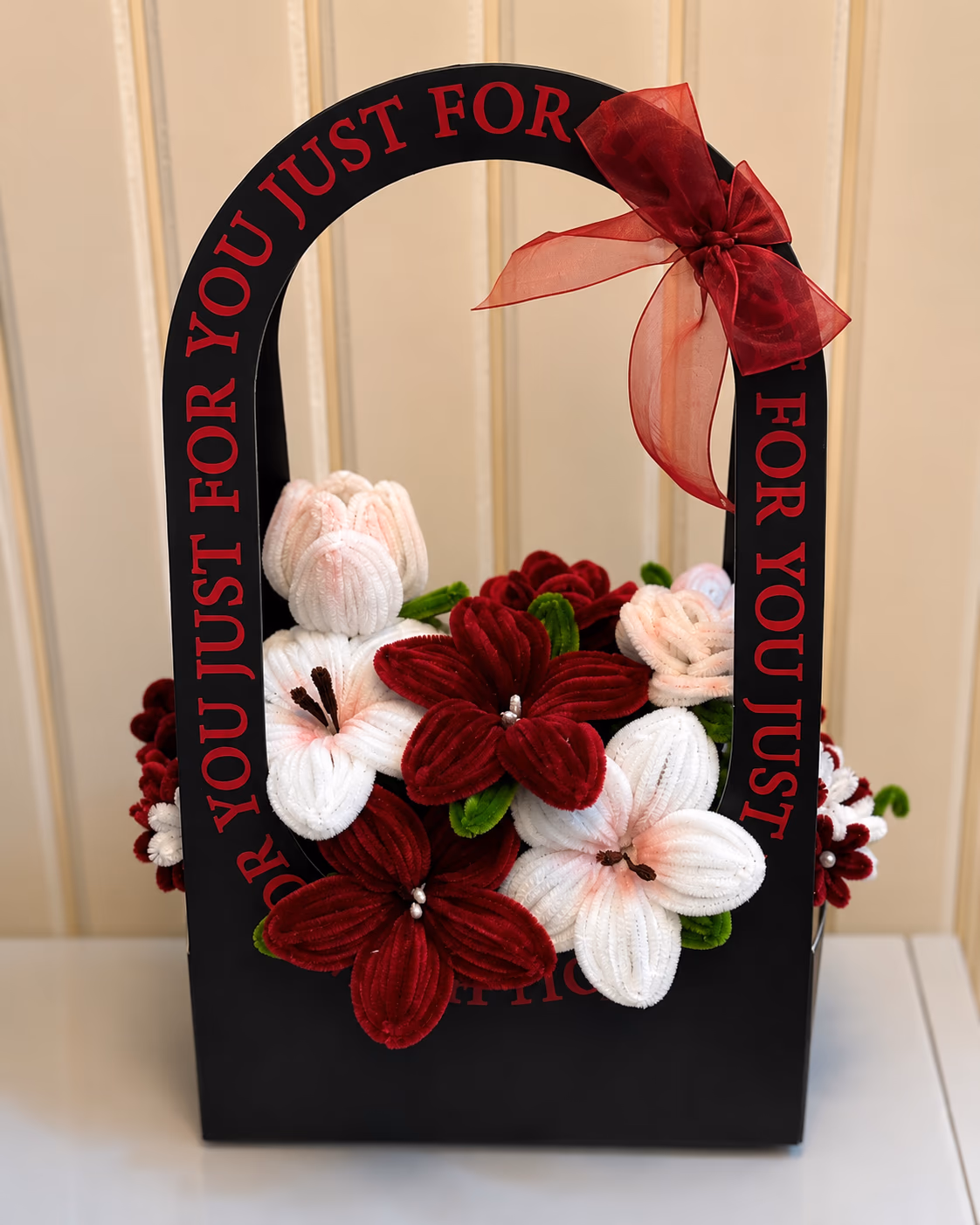Bolso floral negro con flores rojas y blancas para regalo romantico en Lima