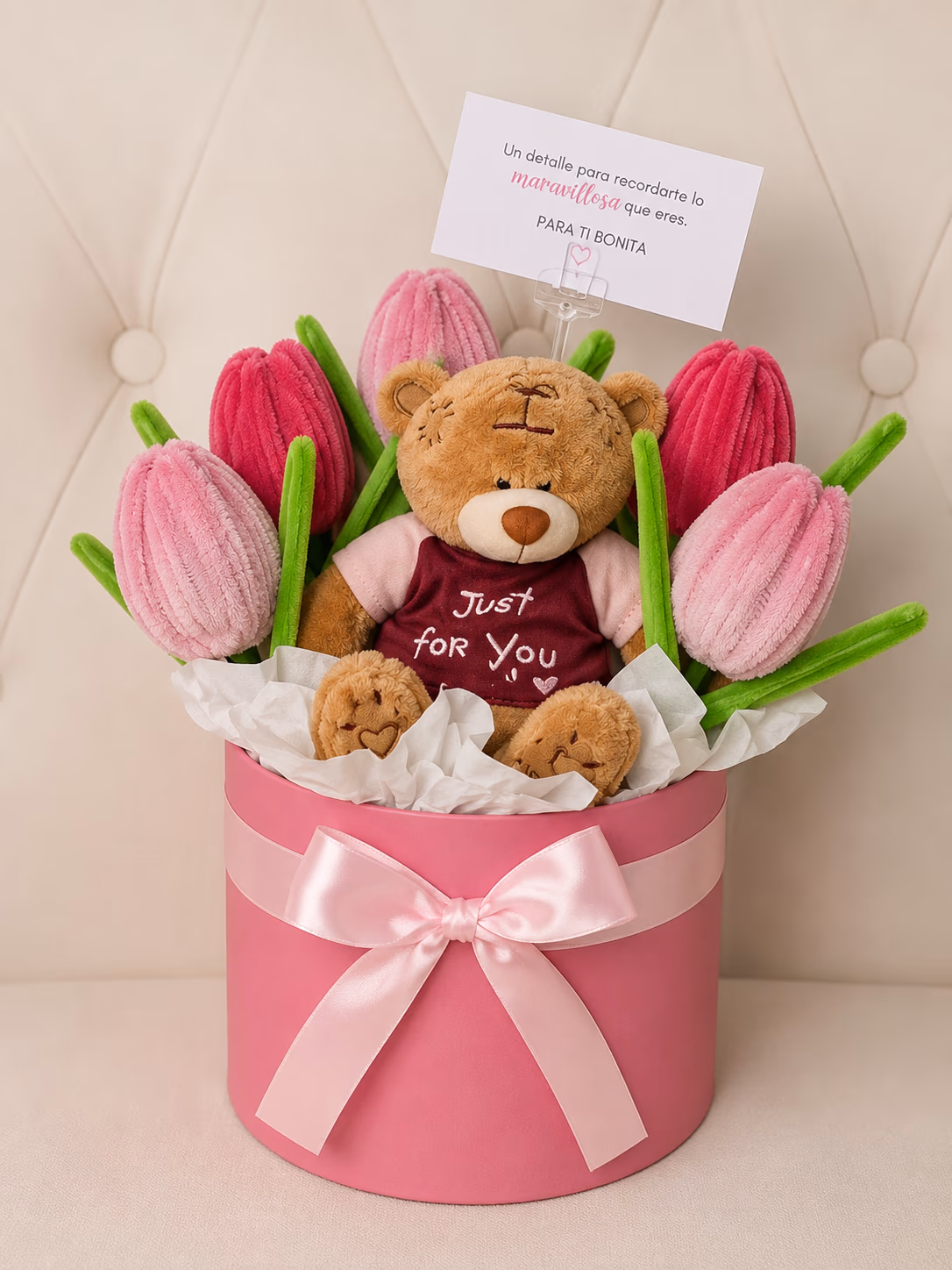 Caja floral rosada con peluche para cumpleanos o aniversario en Lima