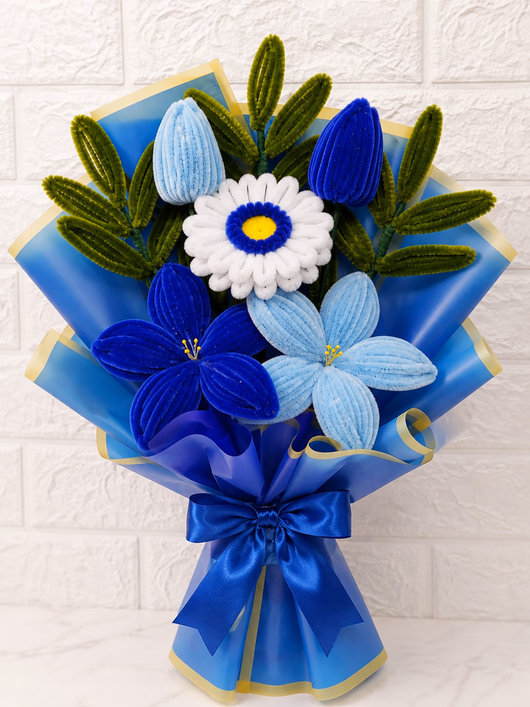 Ramo azul con margaritas y flores eternas para regalo en Lima