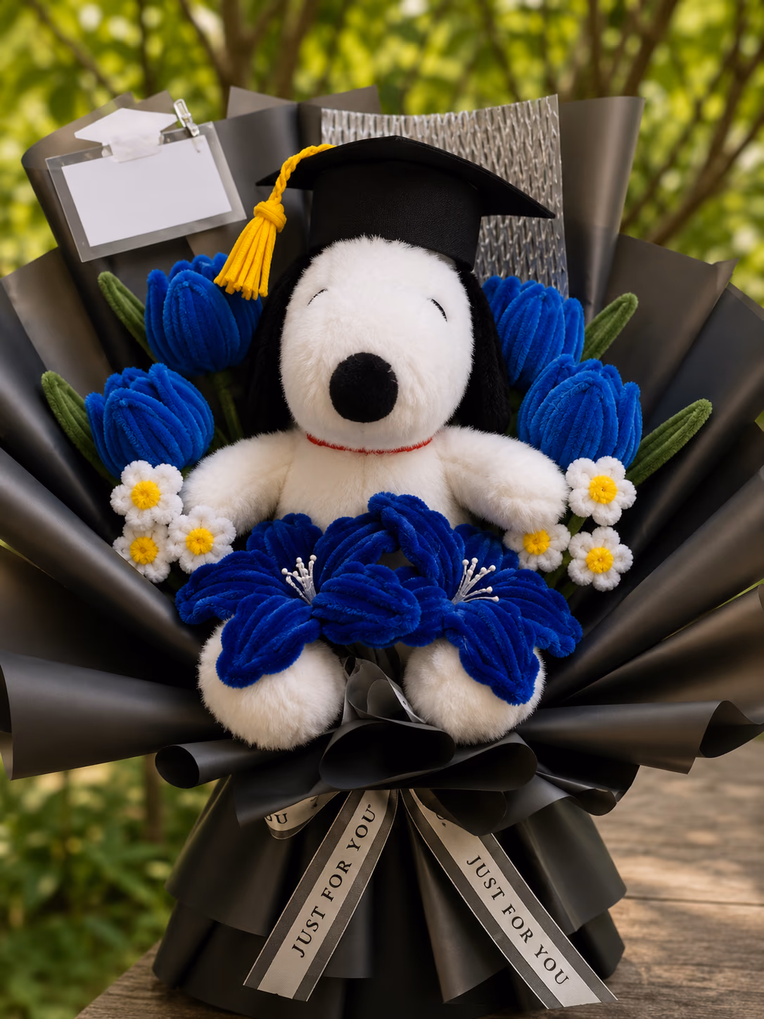 Ramo azul y negro con peluche de perrito para graduacion en Lima