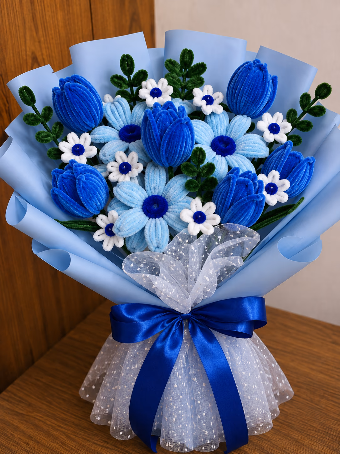 Ramo azul con papel celeste y flores eternas para regalo en Lima