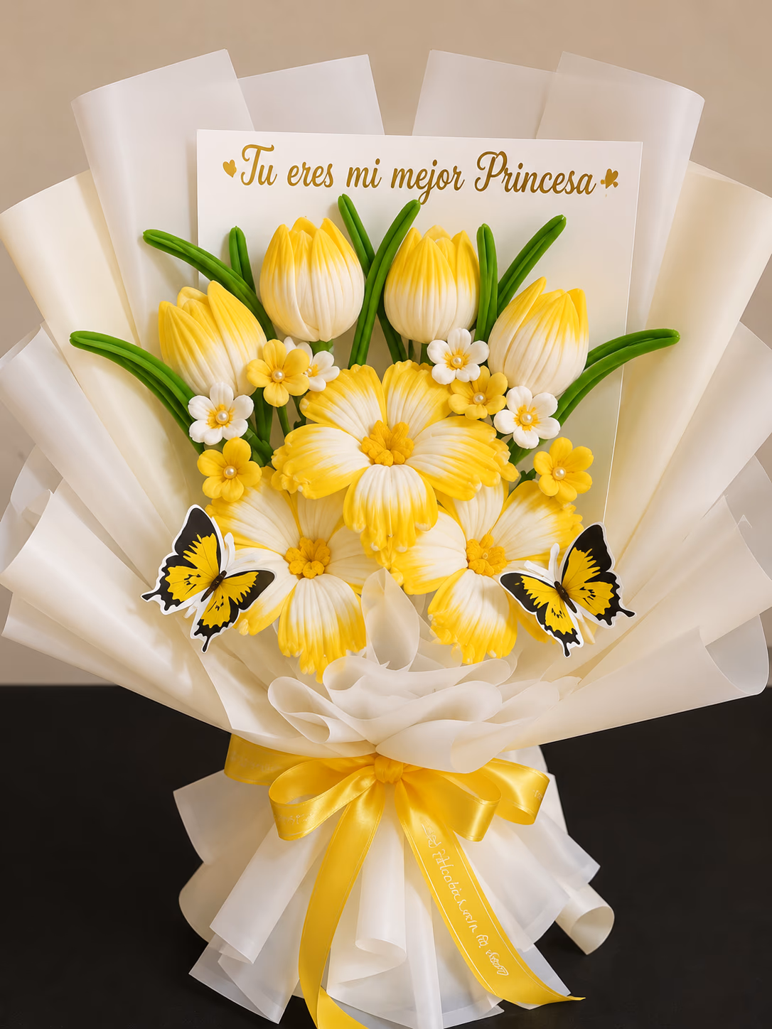 Ramo de flores blancas y amarillas con mariposas para regalo en Lima