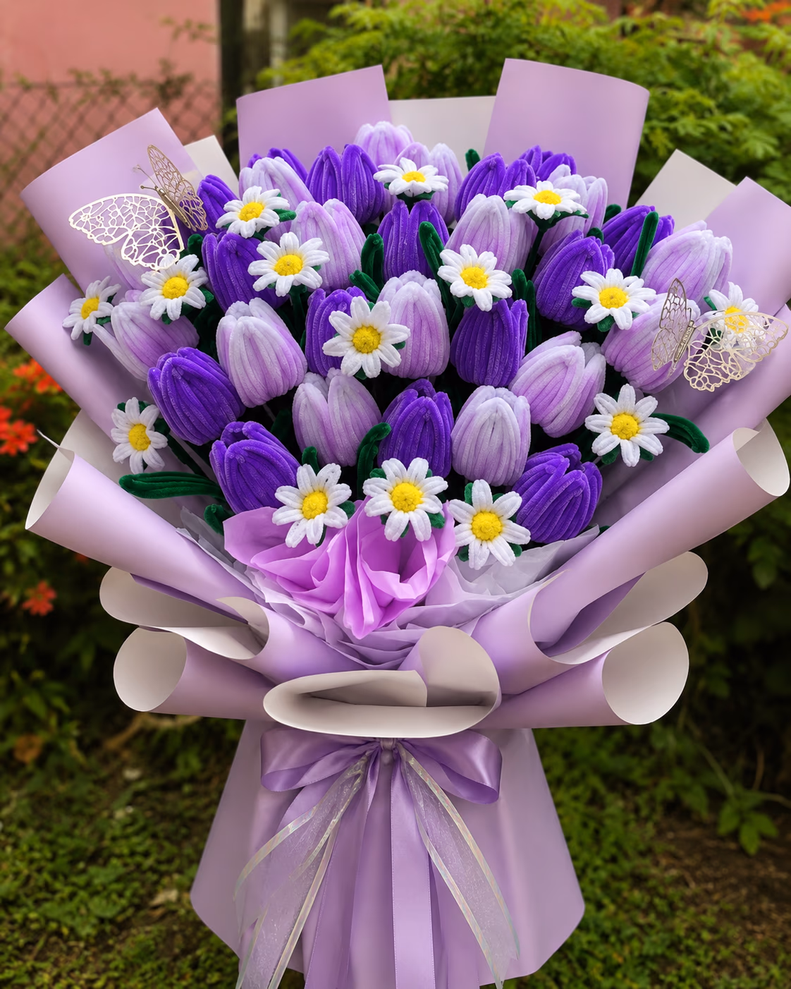 Ramo morado con tulipanes y margaritas para regalo floral en Lima