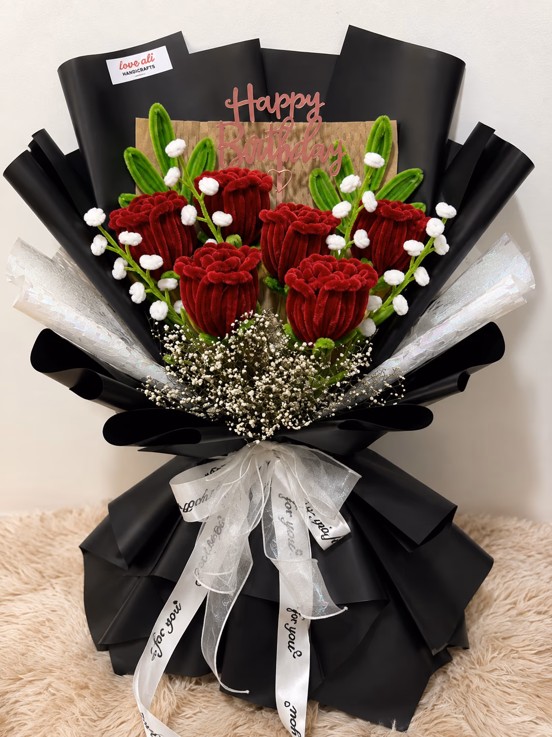 Ramo negro con rosas rojas y papel blanco para aniversario en Lima
