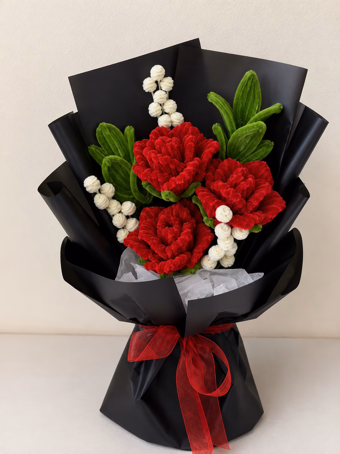 Ramo negro con rosas rojas y verdes para regalo romantico en Lima