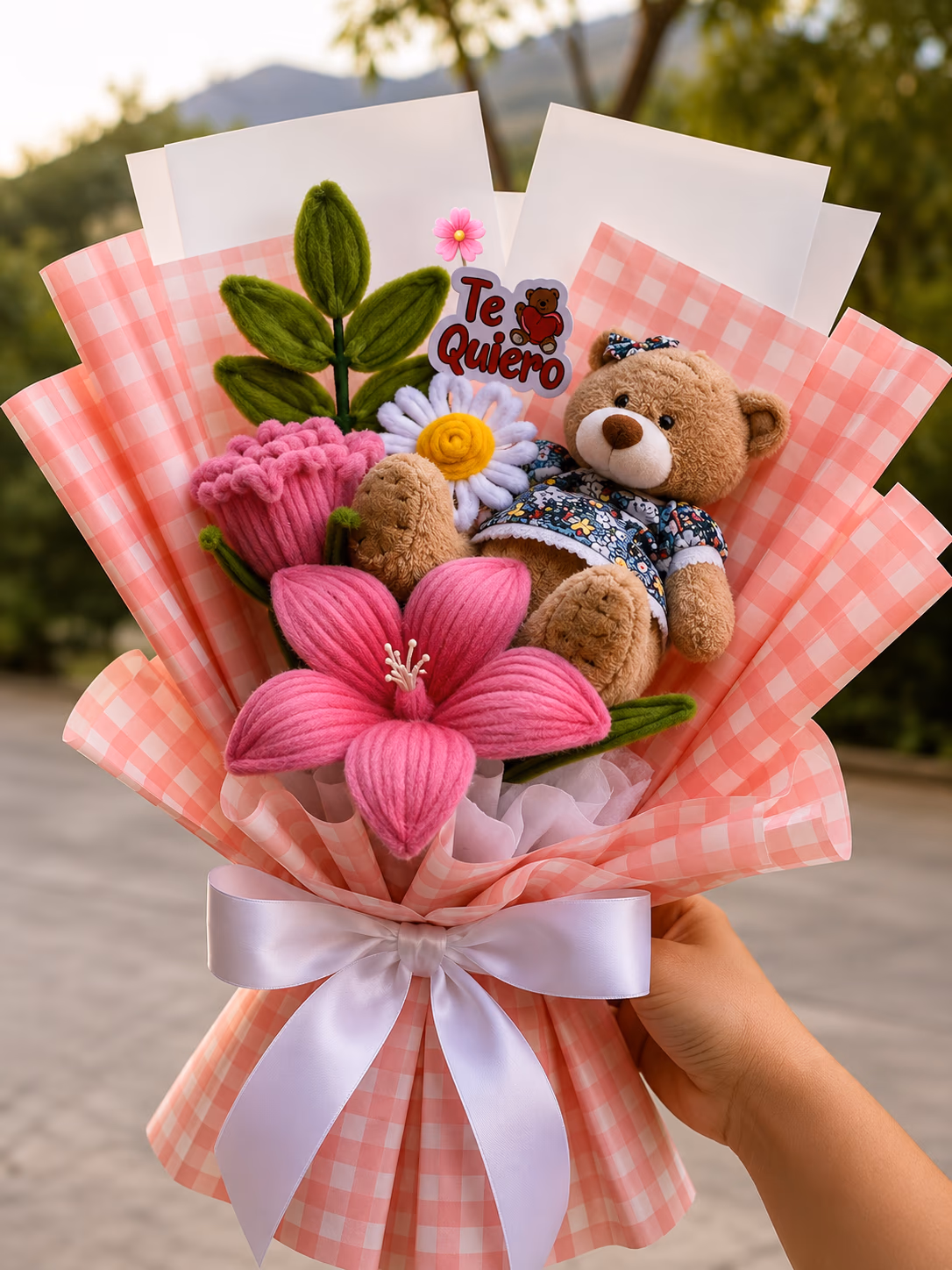 Ramo rosado a cuadros con peluches para regalo personalizado en Lima
