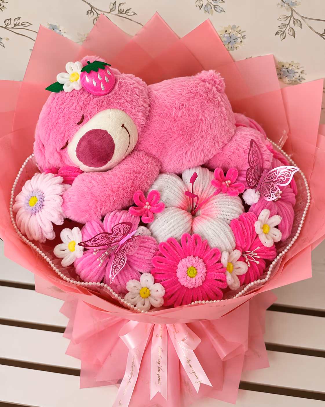 Ramo rosado con peluche de oso grande para regalo especial en Lima