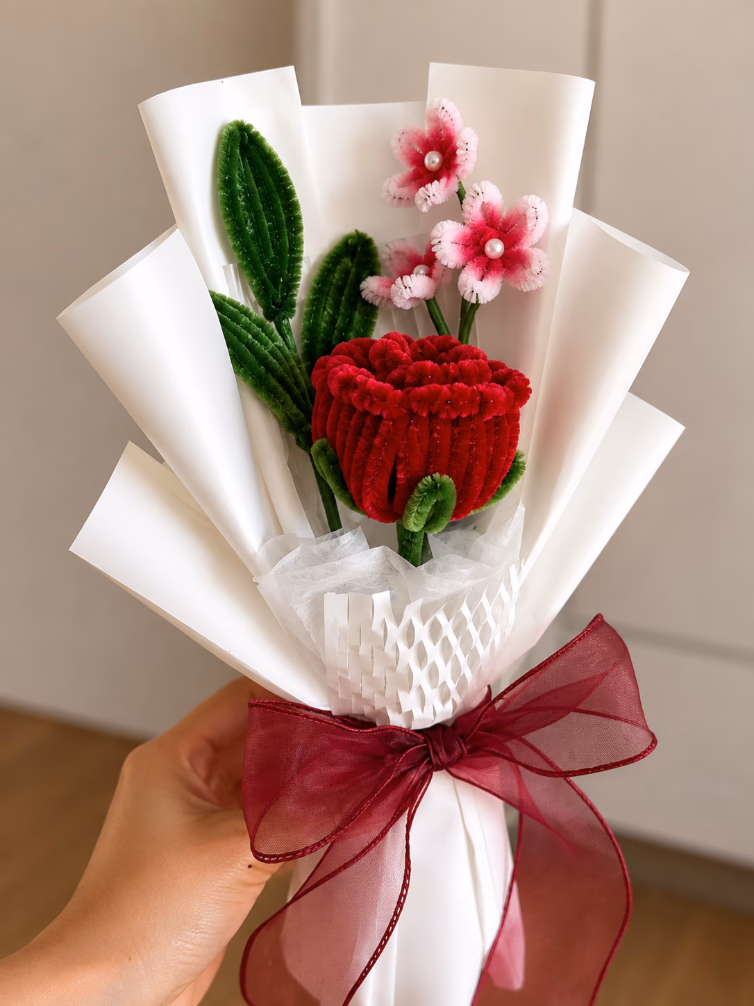 Ramo de rosas rojas con papel blanco y lazo rojo para aniversario en Lima