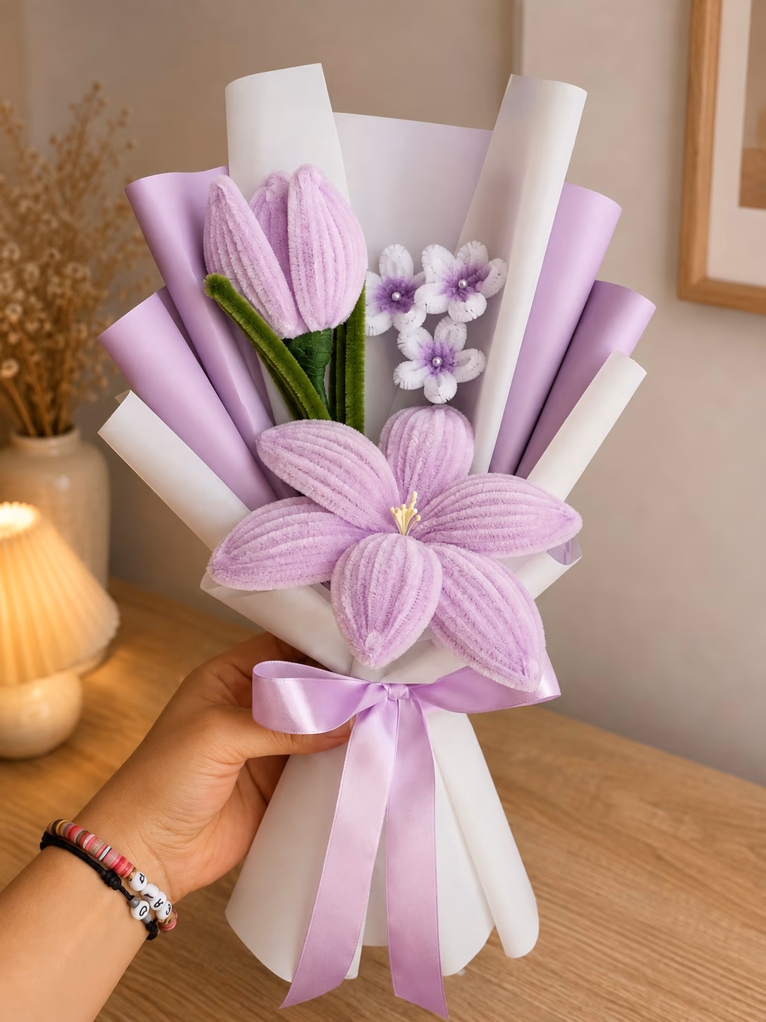 Ramo de tulipanes lila con papel blanco para regalo delicado en Lima