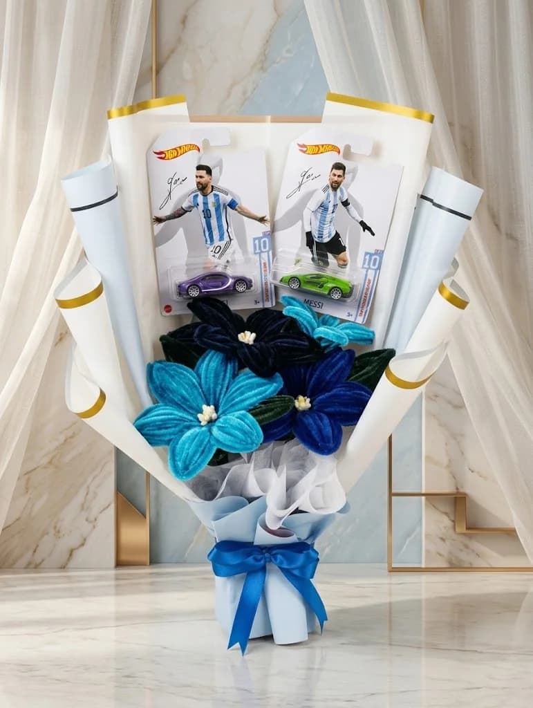 Ramo celeste con dos carritos en empaques de fútbol y flores azules y turquesas